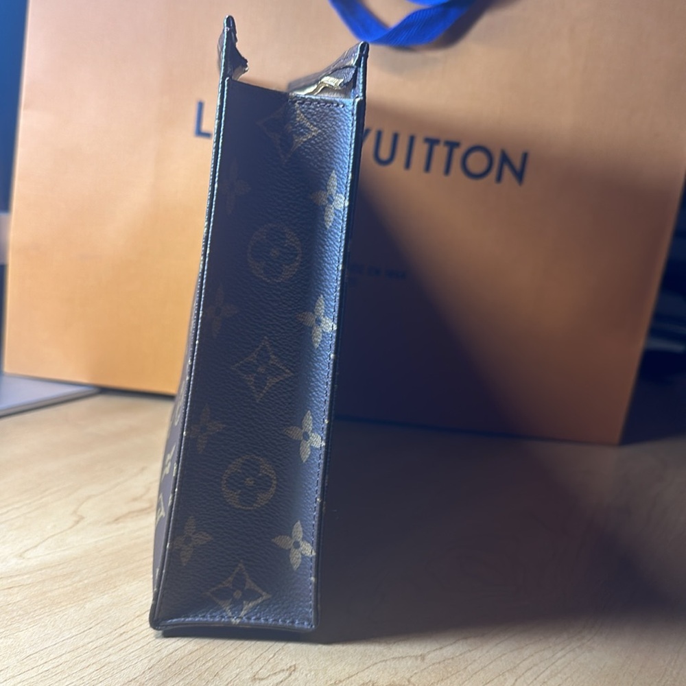 - Louis Vuitton Toiletry Pouch 26 Brand New with receipt and all - Picture 4 of 6